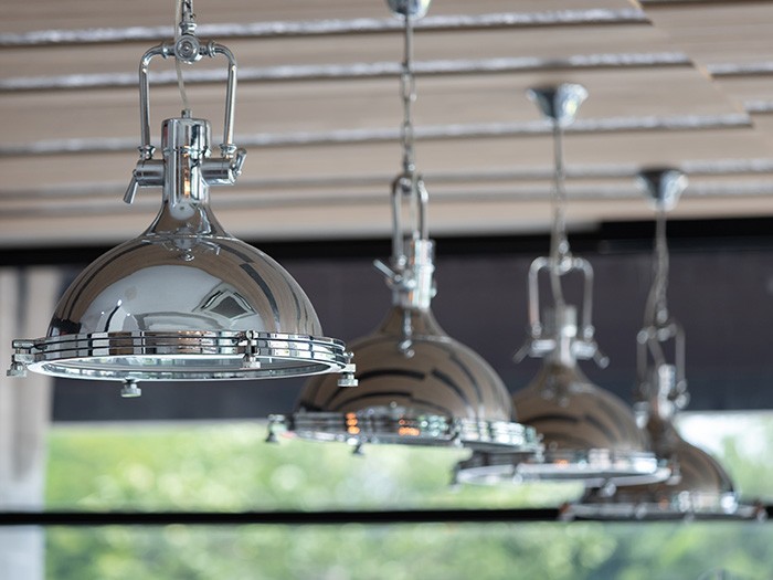 Luminaires chromés.