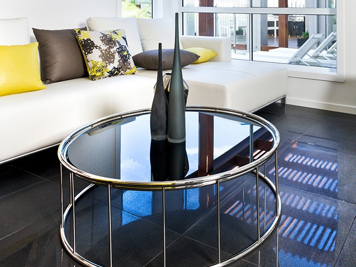 Table basse chromée.