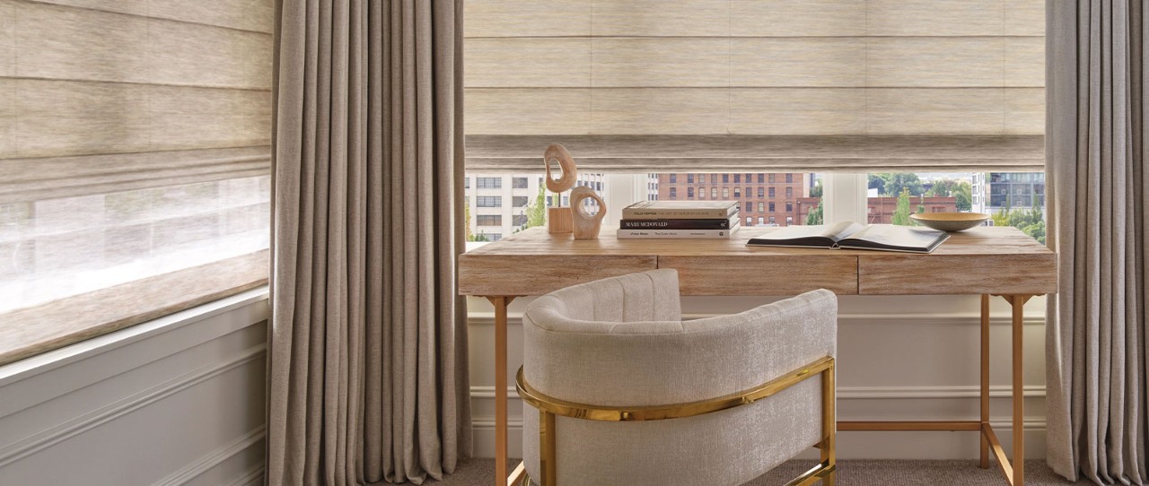 Grand salon avec comme pièce maîtresse une grande lampe chromée.