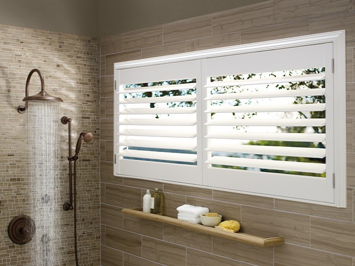 Douche et fenêtres équipées de persiennes PolysatinMC Palm BeachMC.