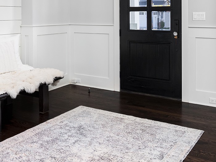 Un long tapis dans le vestibule.
