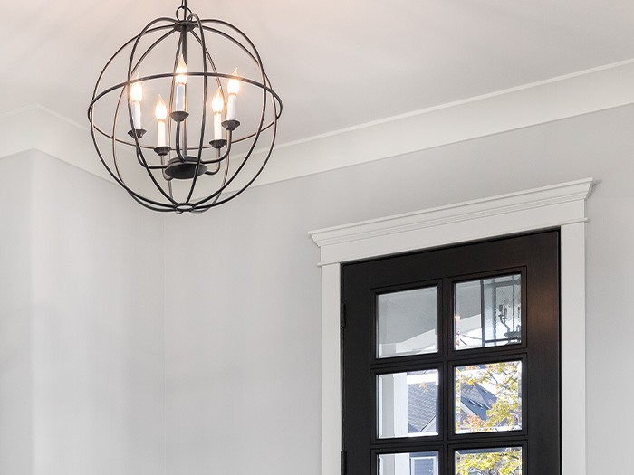 Un luminaire de luxe au-dessus de l’entrée.