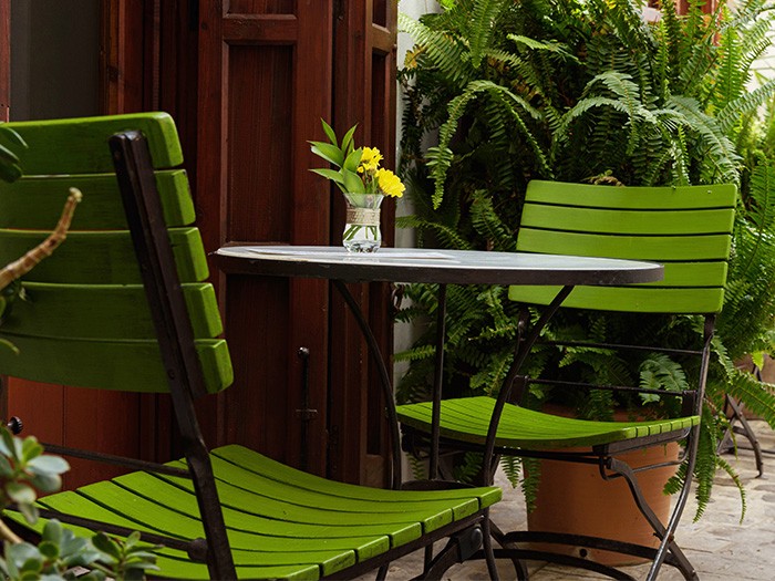 Petit ensemble de meubles bistro.