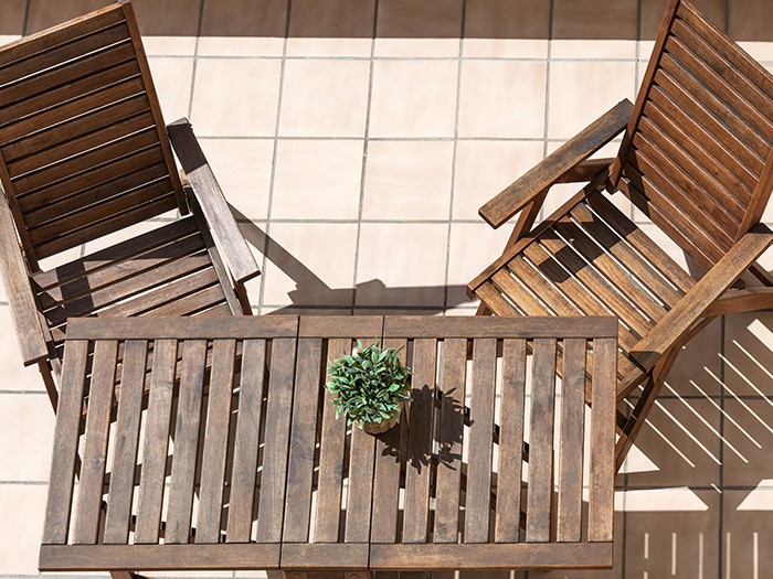 Petites chaises pliantes en bois et table basse.